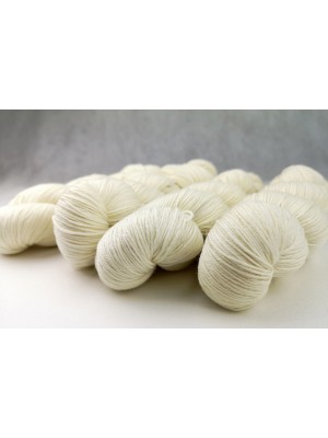 White Gloria - 85% merino wool, 15% silk